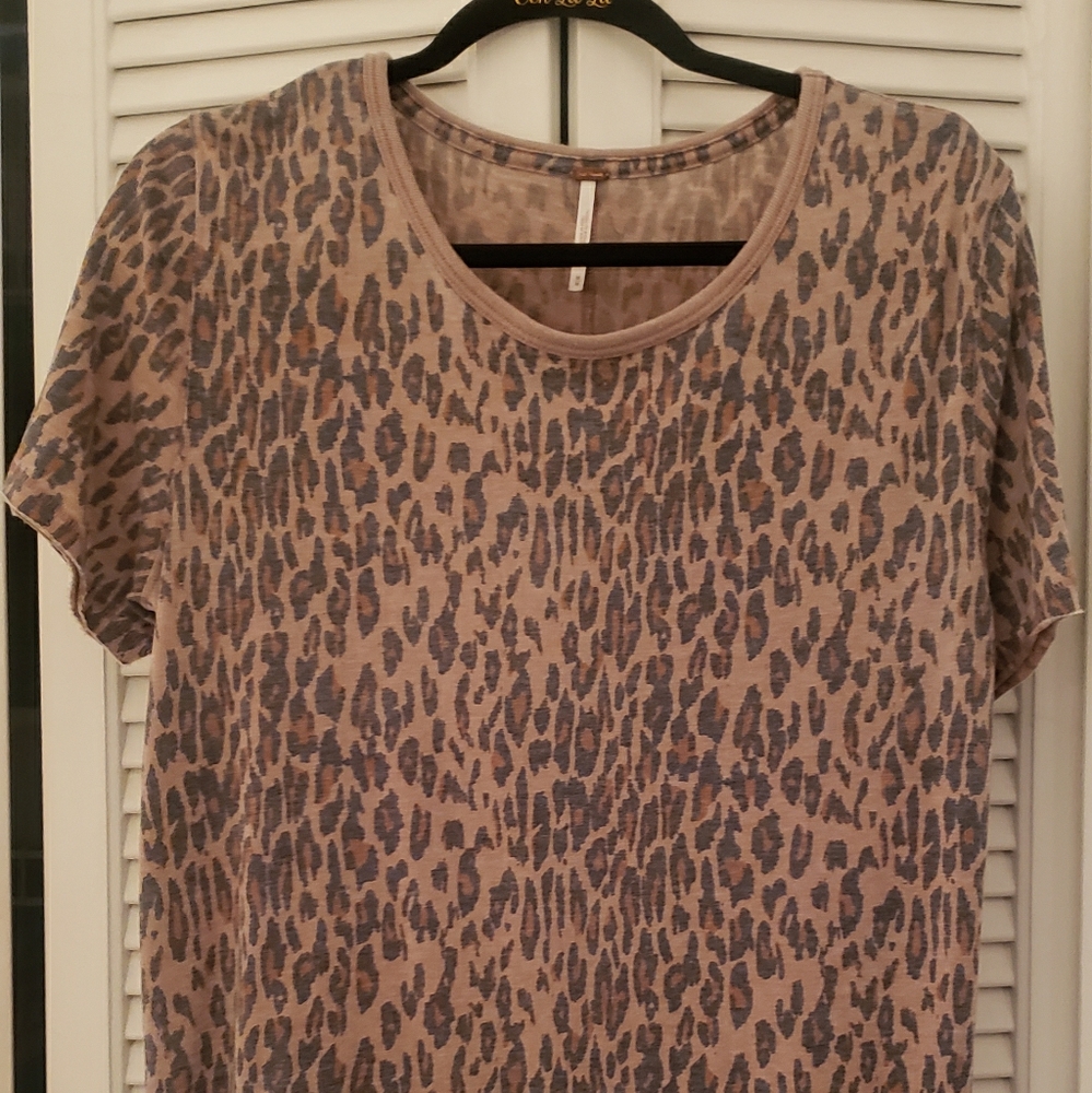 Free People M leopard tee